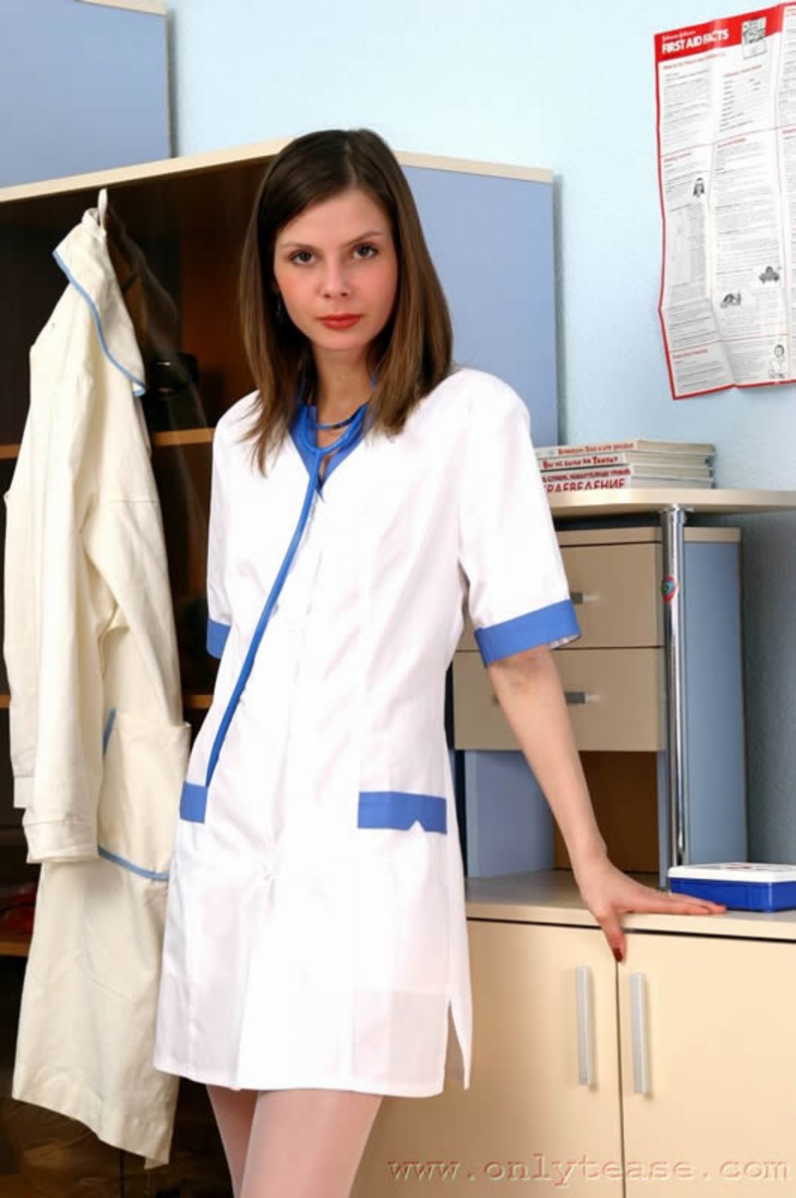 Медсестра с голой писькой