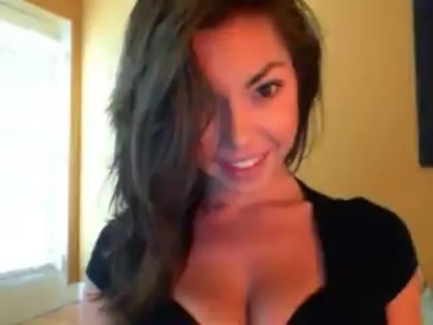 Молоденькая голая снимает узкие шорты (видео)