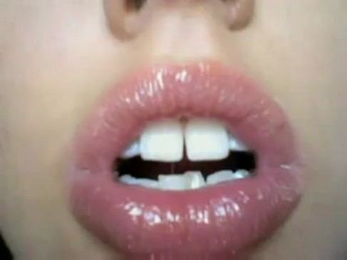 Пухлогубая голая девушка Sophie Strauss раком (видео)