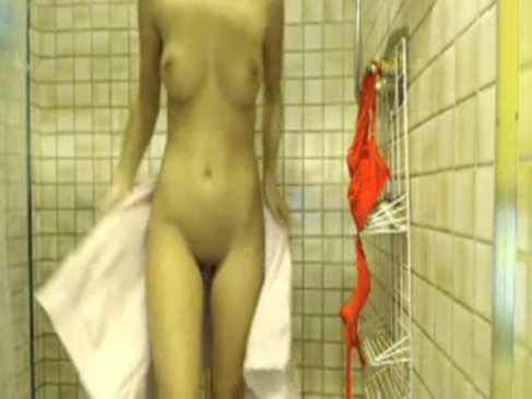 Мокрая брюнетка распахивает халатик с классной писей