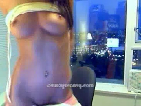 Стройненькая малышка с сексуальным загорелым телом