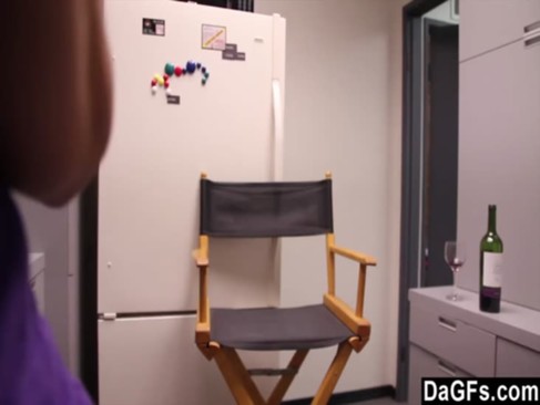 Мастурбация пышной блондинки на кухне