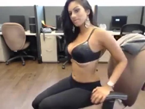 Офисный стриптиз грудастой латинки с обтягивающими круглую попу леггинсами