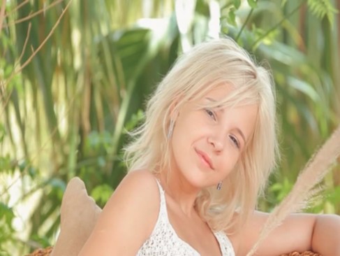 Сексуальная куколка в белых трусиках