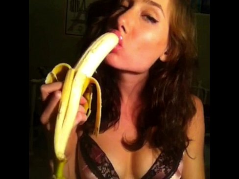 Губастенькая нежно сосет банан затем раздевается позируя без трусов