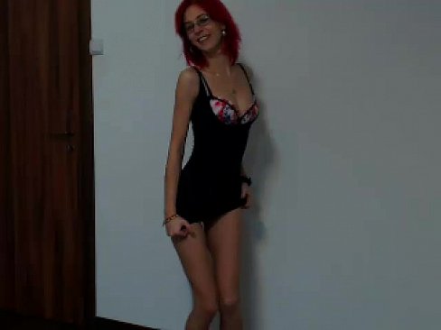 Стриптиз рыжей шлюшки в очках с изящным телом и маленькой грудью