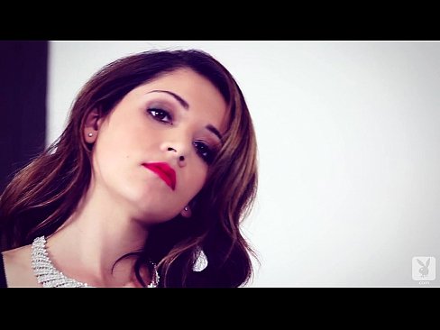 В постели эротичная латинка Ali Rose обнажает бритую письку под маленькими трусами