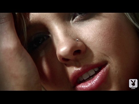 Shantal Monique белокурая нимфа с красивым лицом снимает красные трусики с горячей письки и нежной задницы